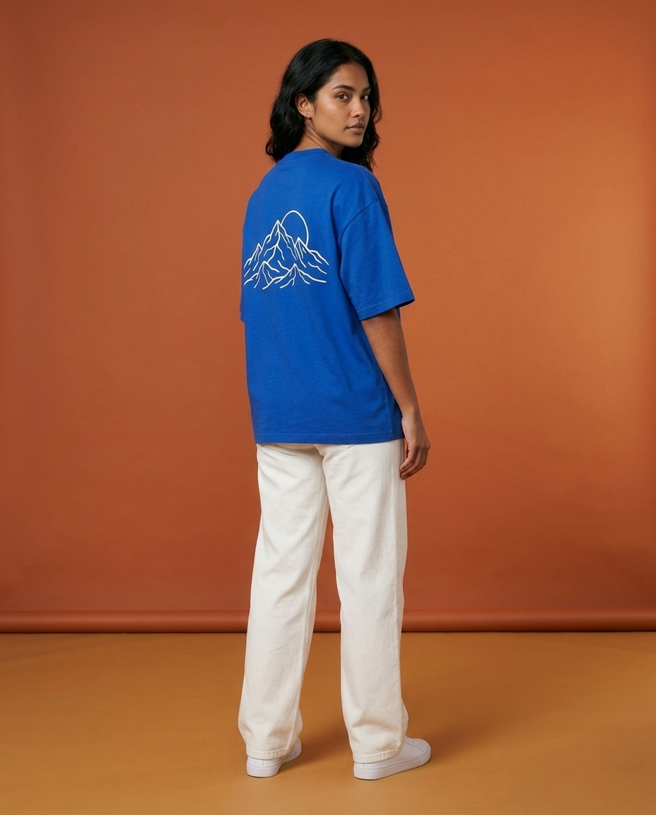 Modelo de espalda con la remera Cumbre sobre fondo terracota