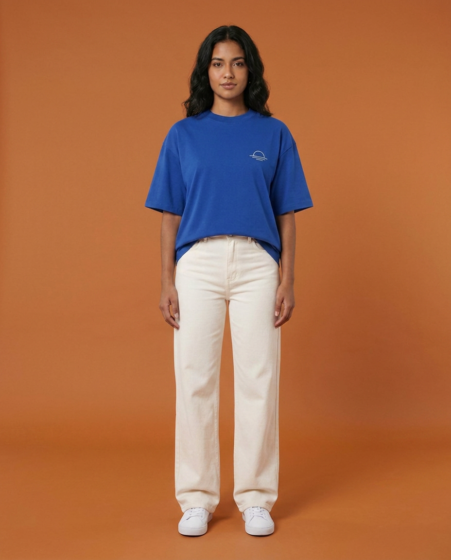 Modelo de frente con la remera Cumbre sobre fondo terracota