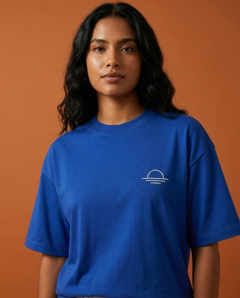 Retrato de la modelo con la remera Cumbre sobre fondo terracota