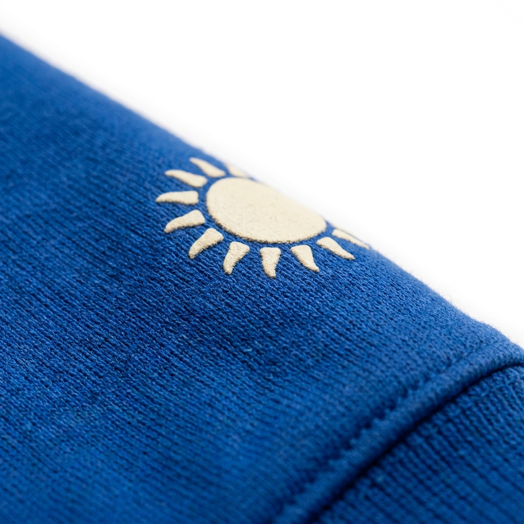Detalle de la estampa del sol sobre la tela azul