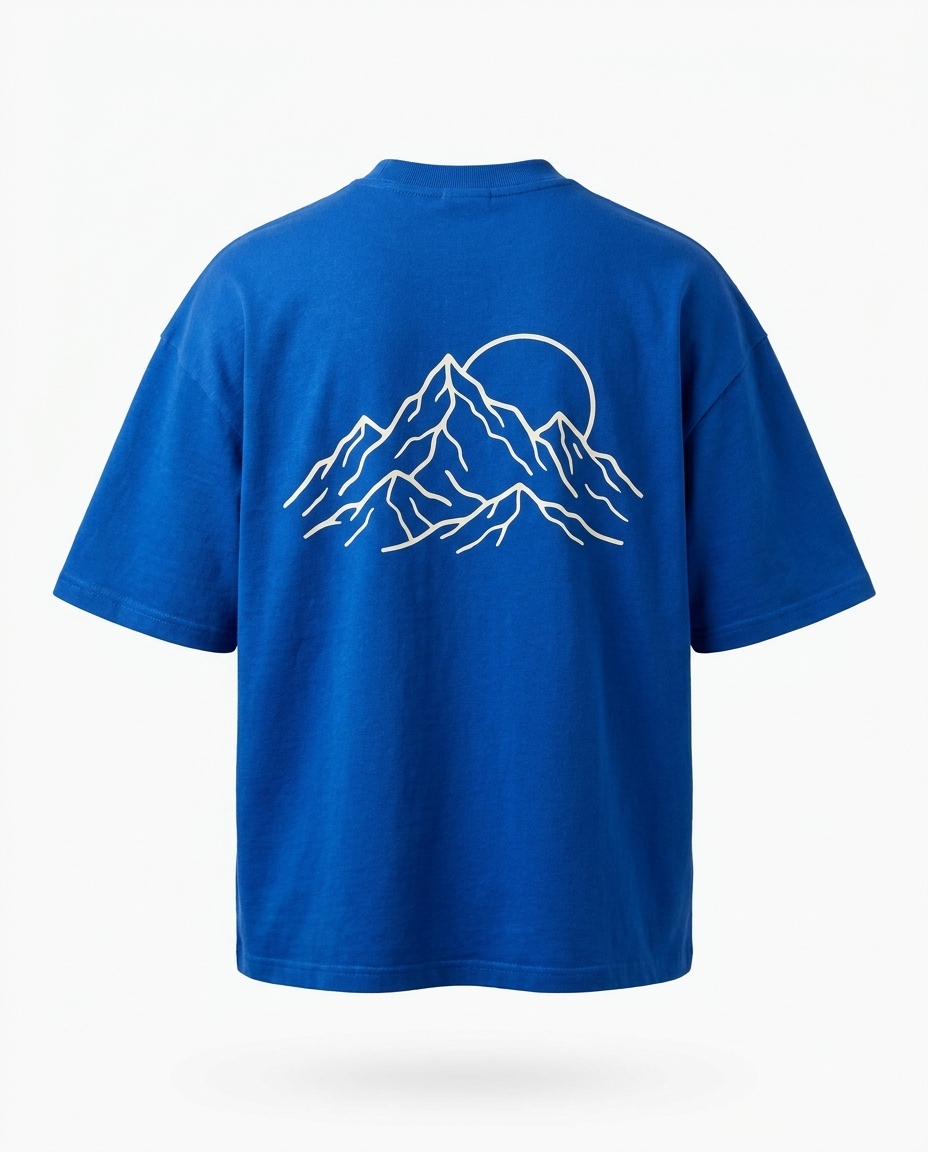 Espalda de la remera Cumbre con la estampa de montaña sobre fondo blanco