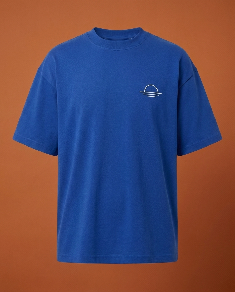 Remera Cumbre azul de frente sobre fondo terracota